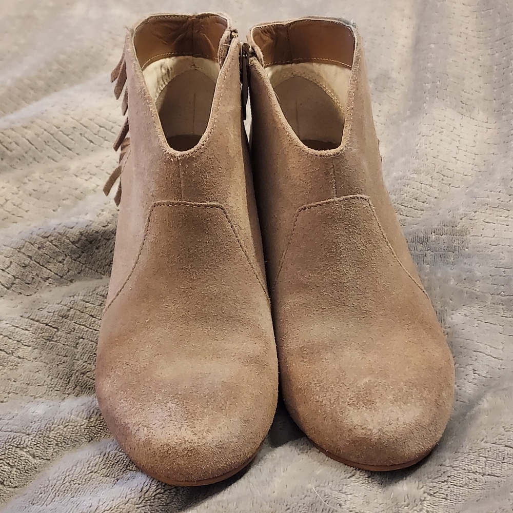 Tahari Camila Booties Suede Tan Beige Fringe Western 8 Boho Festival - Picture 3 of 14